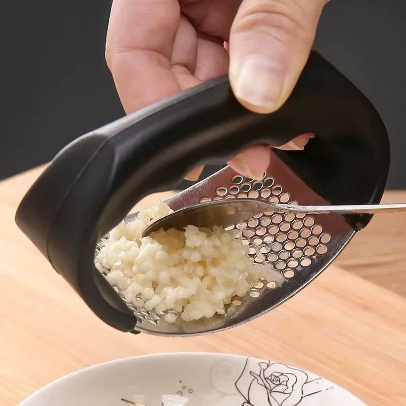 Arc-Shaped Garlic Press, Garlic Puree Press Household Stainless Steel Garlic Spater for Pressing Garlic Puree and Beating Garlic